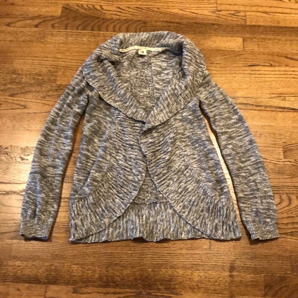 Roxy small gray sweater.
